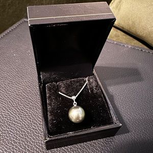 18K white gold 18” necklace with single 10MM Tahitian pearl